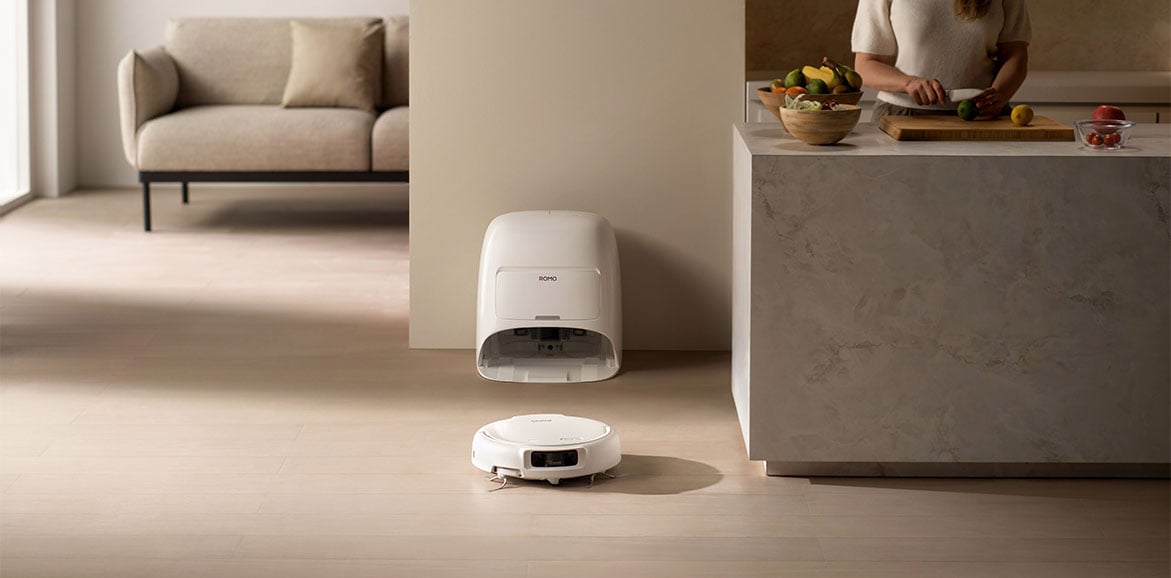 Robot sprzątający DJI ROMO S wyjeżdża ze stacji dokujacej w kuchni